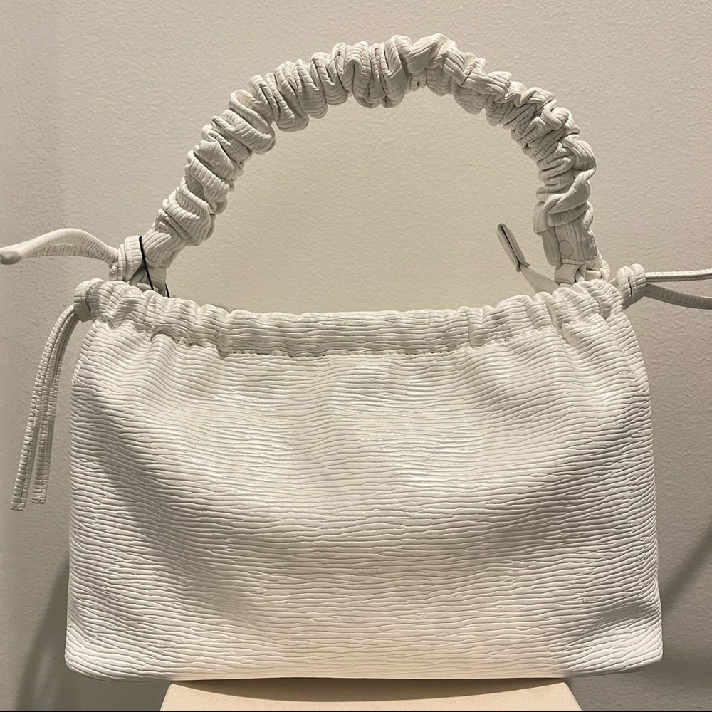 NWT. HVISK ARCADIA MOTION TOO HANDLE BAG WHITE
